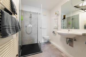 Koupelna v ubytování Hotel Leuchtfeuer + 17 fotografií
