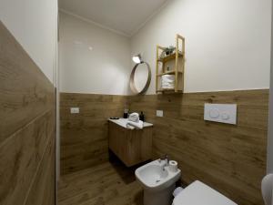 Koupelna v ubytování Nicarè Rooms + 37 fotografií