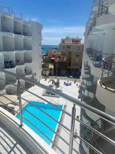 un balcone con piscina su una nave da crociera di Elegant sea view apartment a Hurghada