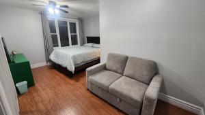 uma sala de estar com um sofá e uma cama em Casa Maria Irena em Meaford
