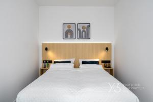 Saint Martin by Y3 Hotels, Old Town with Wellness客房内的一张或多张床位