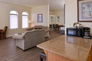 Posezení v ubytování Edgewater Inn and Suites