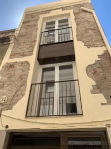 ein Gebäude mit Seitenfenstern in der Unterkunft Apartament Confort en Barri Port Maritim in Tarragona