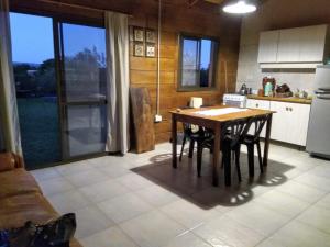 Η κουζίνα ή μικρή κουζίνα στο Cabaña en Villa Amancay +25 φωτογραφίες