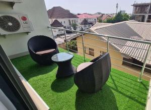 Jay's Luxury Condo tesisinde bir balkon veya teras