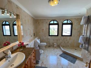 Un baño con lavabo, inodoro y bañera. en Casa Ronda, en Charco del Palo 43 fotos más