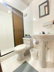 波哥大的住宿－Royal Rooms，浴室配有卫生间、盥洗盆和淋浴。