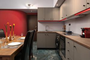 Η κουζίνα ή μικρή κουζίνα στο Fata Morgana Apartment +2 φωτογραφίες