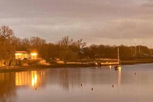 un lac avec un bateau dans l'eau la nuit dans l'établissement Brooklands Barn, à Lower Swanwick