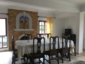 comedor con mesa y 8 sillas en Como en tu casa, en Tarija