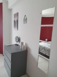 Dormitorio con tocador con espejo y cama en Brisa's Haven Guesthouse !Pet Friendly!, en Lagos