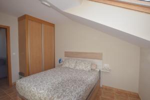 1 dormitorio con 1 cama en una habitación en Apartamento Playa de Quenxe, en Corcubión