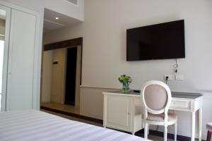 Televizorius ir (arba) pramogų centras apgyvendinimo įstaigoje Parco dei Principi Boutique Hotel