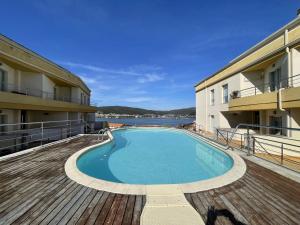 una piscina en la terraza de un hotel en Apartamento Playa de Quenxe, en Corcubión