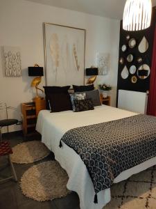 - une chambre dotée d'un grand lit avec des draps noirs et blancs dans l'établissement La suite 27, chambre d'hôtes de charme, à Guingamp
