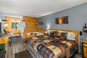una camera d'albergo con un letto e un manichino di The Lookout Lodge a Eureka Springs