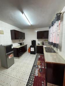 Nhà bếp/bếp nhỏ tại Lefad Apartment-3Bedrooms own compound