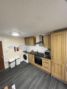 eine große Küche mit Holzschränken und -geräten in der Unterkunft West Walk House in Nottingham
