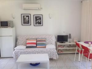 salon z kanapą i stołem w obiekcie Bungalow Aloha Torres w mieście Torremolinos