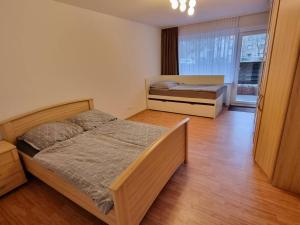 1 dormitorio con 2 camas y un pasillo con ventana en Viktoria's Wohnung in Kaarst, en Kaarst
