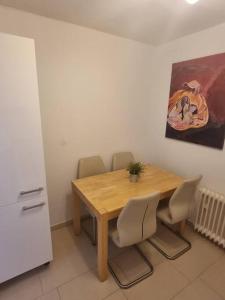 una mesa de comedor con sillas y una pintura en la pared en Viktoria's Wohnung in Kaarst, en Kaarst
