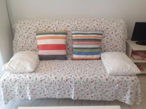 kanapę z poduszkami w pokoju w obiekcie Bungalow Aloha Torres w mieście Torremolinos +37 zdjęć