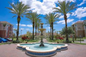 une fontaine dans un parc planté de palmiers dans l'établissement Fantastic Vista Cay Tropicana Lakeview Near all Theme Parks, and walk to the Convention Center, à Orlando