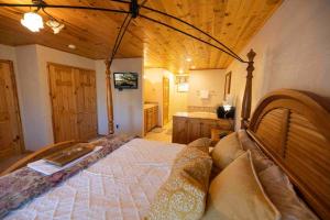 ein Schlafzimmer mit einem großen Bett und einer Holzdecke in der Unterkunft Enjoy The Outback+ Indoor Hot tub+Games+Puzzles+Tennis Court in Mount Pleasant