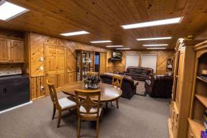 ein Wohnzimmer mit Tisch und Stühlen und einer Couch in der Unterkunft Enjoy The Outback+ Indoor Hot tub+Games+Puzzles+Tennis Court in Mount Pleasant