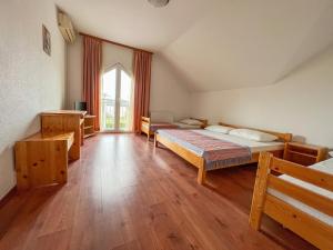 1 dormitorio con 2 camas y ventana grande en Hotel & Restaurant Babic, en Vranovača