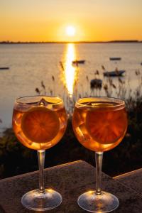 ビルジ・ヴェッキにあるLaguna dei Feniciの海の前でのオレンジスライス付きグラス2杯