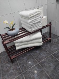 een houten handdoekenrek met handdoeken in de badkamer bij ZETA'S HOUSE in Alikanas