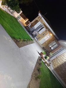 widok z powietrza na podjazd w nocy w obiekcie ZETA'S HOUSE w Alikanás