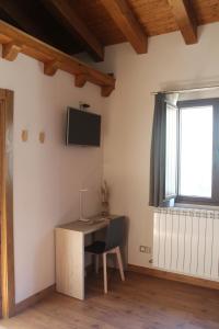 Telewizja i/lub zestaw kina domowego w obiekcie Hotel Rural Rio Molinar