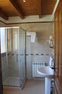 łazienka z prysznicem i umywalką w obiekcie Hotel Rural Rio Molinar w mieście Ranera