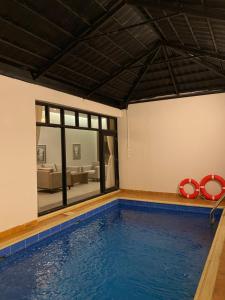 einen Pool in einem Haus mit einem Wohnzimmer in der Unterkunft New Day Resort منتجع يوم جديد in Ta'if