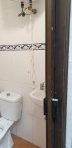 uma casa de banho com um WC e um lavatório em Bungalow Gran Alacant em Gran Alacant