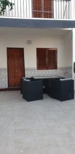 um quarto com mobiliário preto num edifício em Bungalow Gran Alacant em Gran Alacant