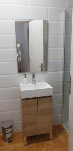 uma casa de banho com um lavatório e um espelho em Bungalow Gran Alacant em Gran Alacant