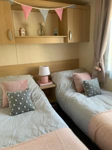 two beds sitting next to each other in a bedroom at Tyn llan in Llanddeusant