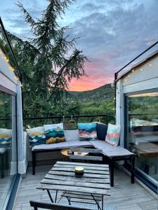 格雷烏萊班的住宿－Appartement sur les toits, très jolie vue Provence，平台上设有带沙发和桌子的庭院