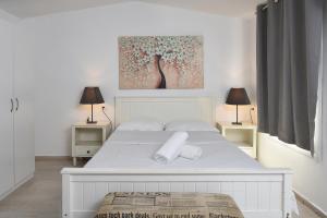 Ένα ή περισσότερα κρεβάτια σε δωμάτιο στο מיקאסה ג'וי - וילה וסוויטה מדהימות עם בריכה פרטית