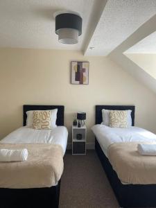 - une chambre avec 2 lits dans l'établissement Swindon City Center 2bed apartment with Parking and WiFi, à Swindon