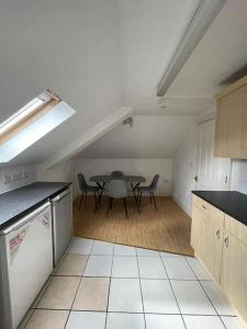 a kitchen with a table and chairs in a room at Swindon City Center 2bed apartment with Parking and WiFi in Swindon