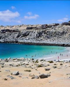 eine Gruppe von Menschen im Wasser an einem Strand in der Unterkunft Casa en Copiapó + Estacionamiento in Copiapó