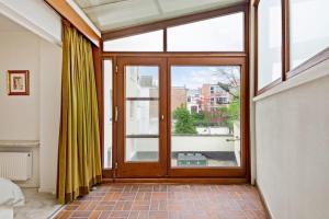 a room with a large glass door with a window at Ramón Studio in Antwerp