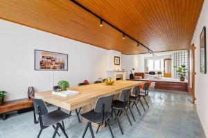 un gran comedor con una gran mesa de madera y sillas en Ramón Studio, en Amberes