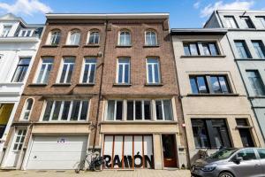 a large brick building with a car parked in front of it at Ramón Studio in Antwerp