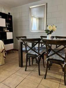 a dining room with a table and chairs and a mirror at Casa en Copiapó + Estacionamiento in Copiapó