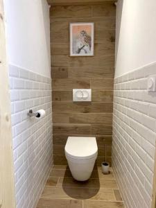 ein Bad mit einem weißen WC in einem Zimmer in der Unterkunft LE NID in Cauterets